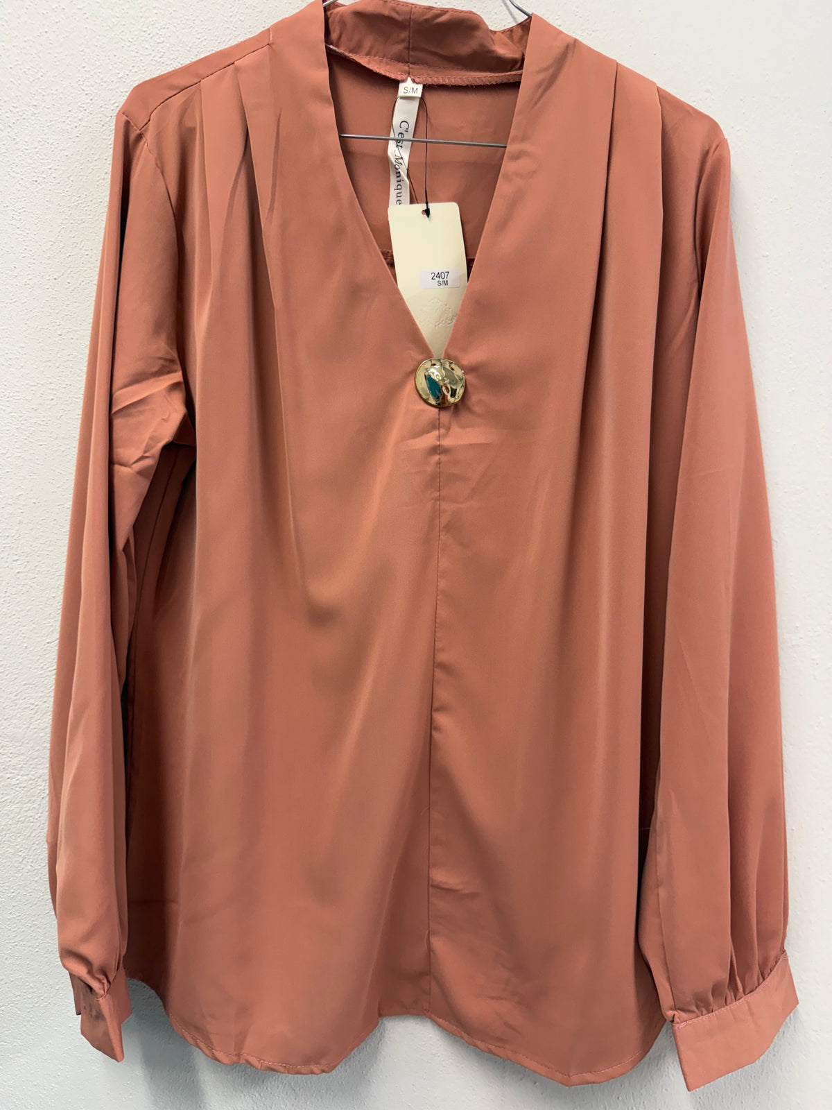 Casacca Ernesta in Tonalità Terracotta con Spilla Centrale e Maniche Lunghe