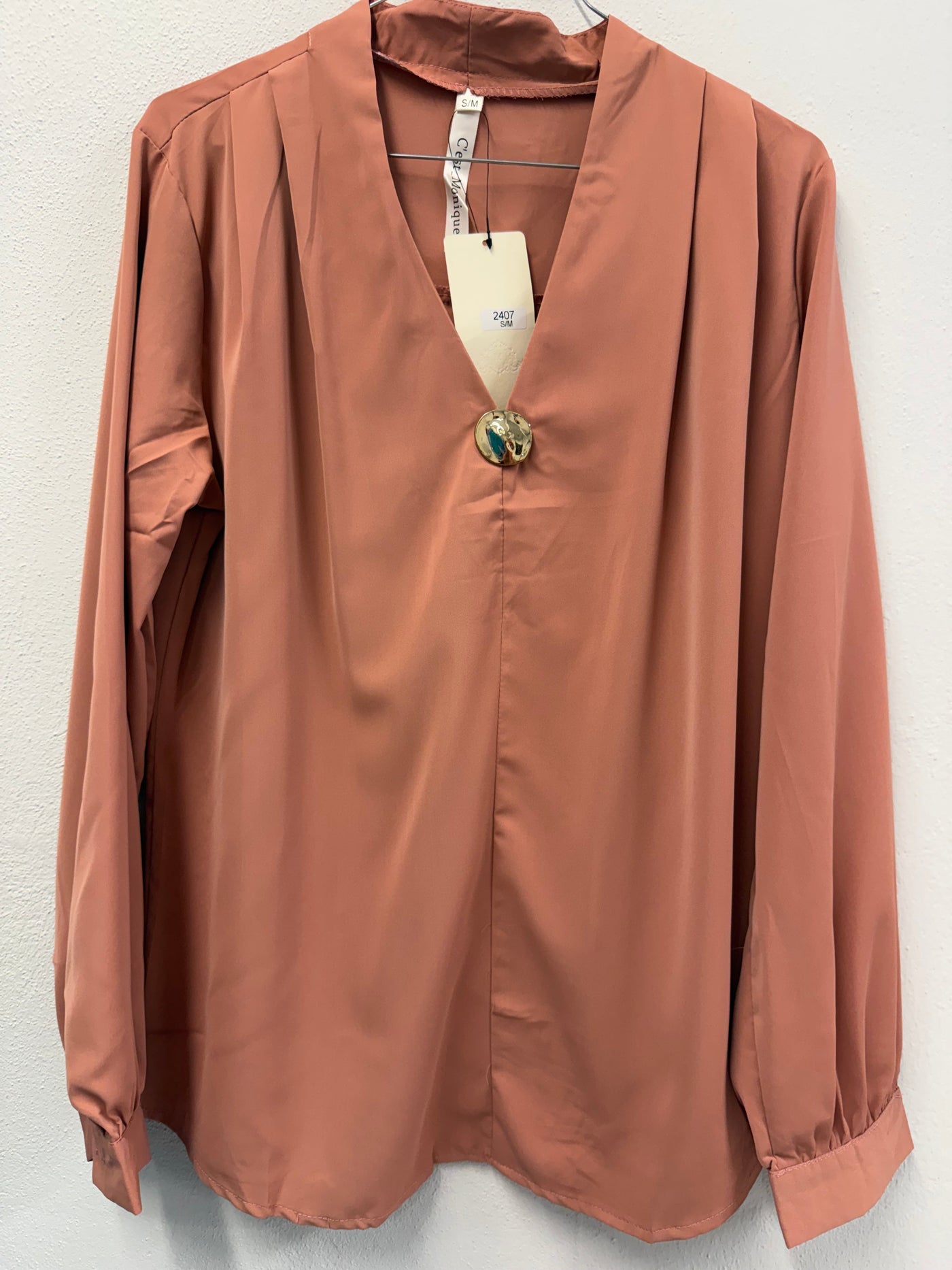 Casacca Ernesta in Tonalità Terracotta con Spilla Centrale e Maniche Lunghe