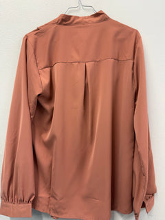 Casacca Ernesta in Tonalità Terracotta con Spilla Centrale e Maniche Lunghe